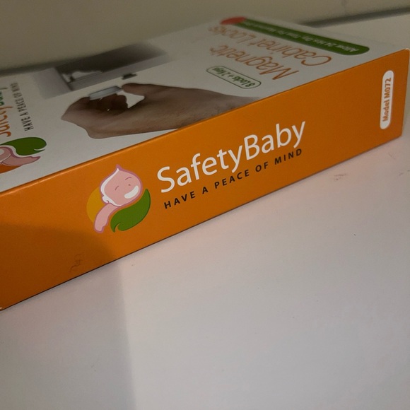 NEW - Safety Baby Magnetic Cabinet Locks - (8 locks and 2 keys) - Picture 5 of 6
